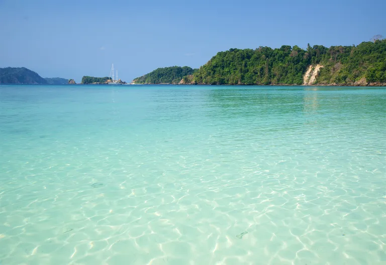 Das klare, türkisblaue Wasser lädt zum Schwimmen ein
