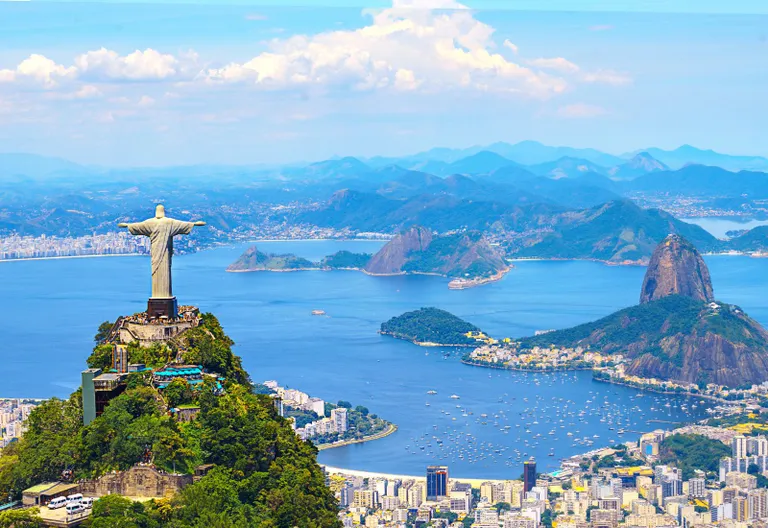 Panorama von Rio de Janeiro mit Cristo Redentor und Pão de Açúcar, dem berühmten Zuckerhut.