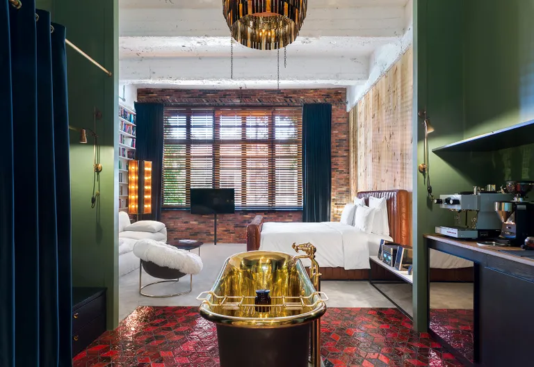 Hotel Stamba, Signature Room