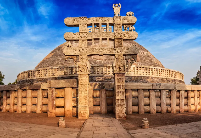 Der „Große Stupa“ von Sanchi (UNESCO-Weltkulturerbe) AdobeStock © Dmitry Rukhlenko