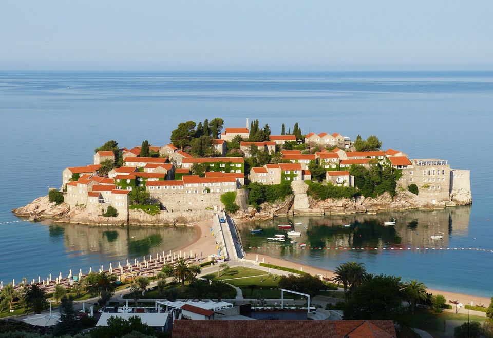 Die kleine Adria-Insel Sveti Stefan, Montenegro