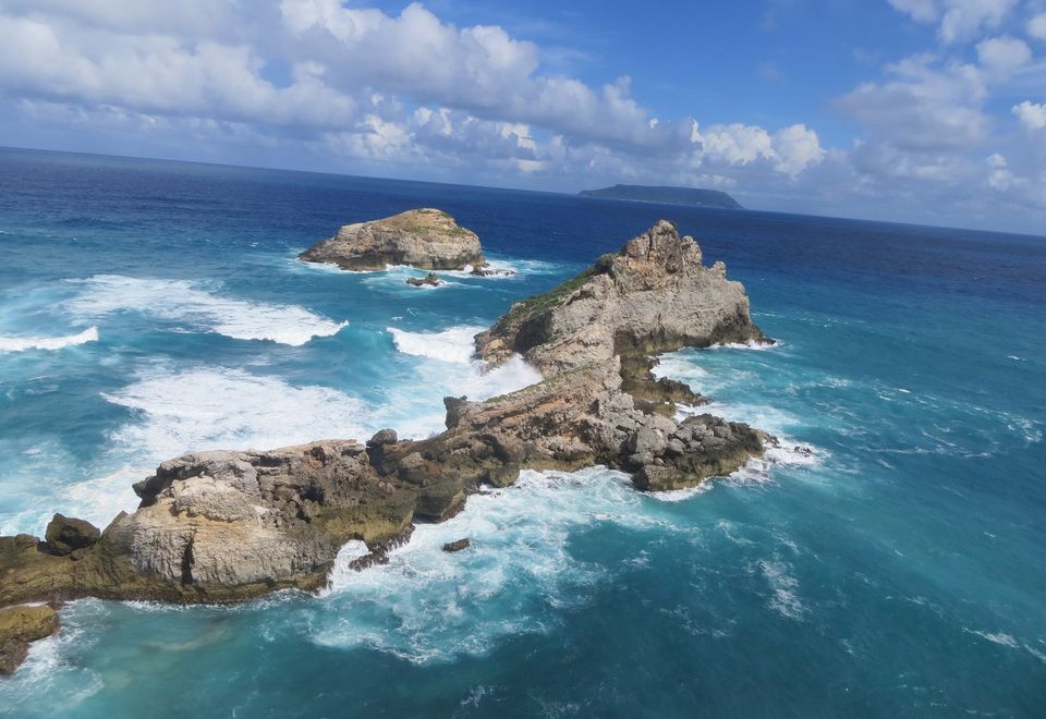 Felsiger Küstenabschnitt auf Guadeloupe