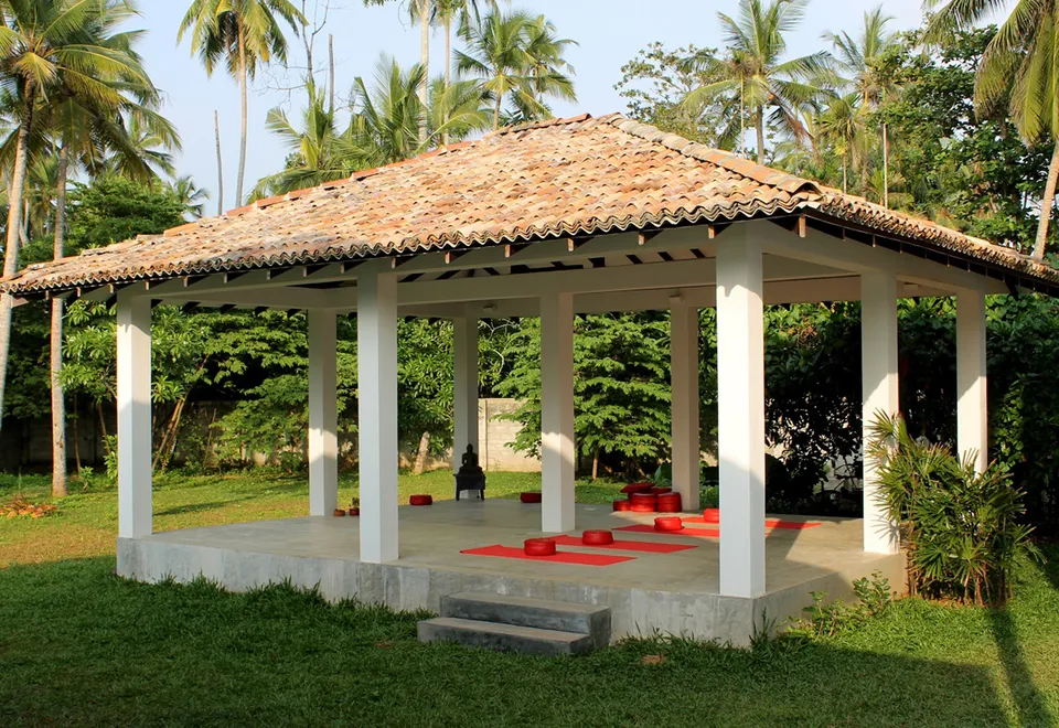 Yoga Pagode im Garten