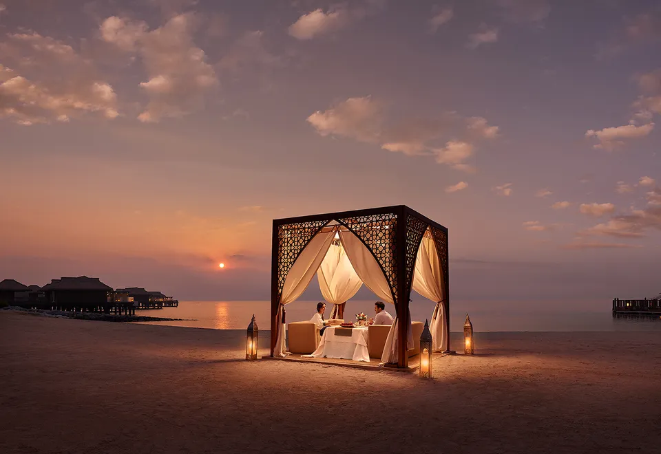 Paar genießt Abendstimmung, Katar