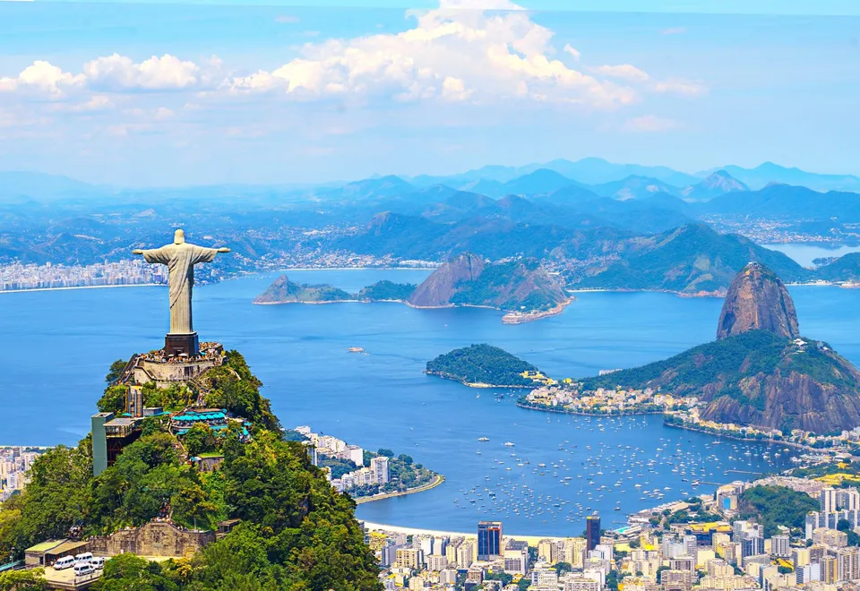 Panorama von Rio de Janeiro mit Cristo Redentor und Pão de Açúcar, dem berühmten Zuckerhut.