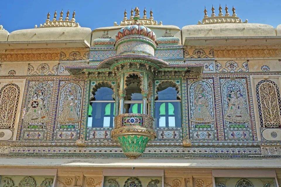 Prunkvolle Innenhoffassade des Stadtpalastes in Udaipur