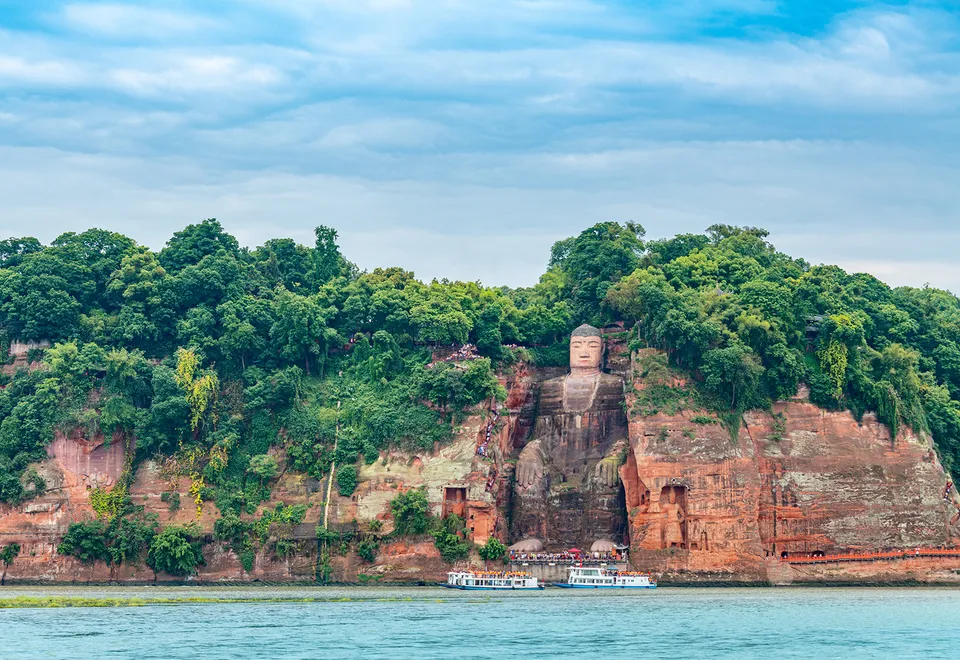 Großer Buddha von Leshan AdobeStock © Blanscape