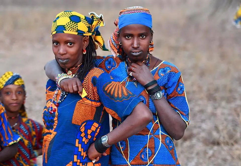 Frauen in stammestraditioneller Kleidung