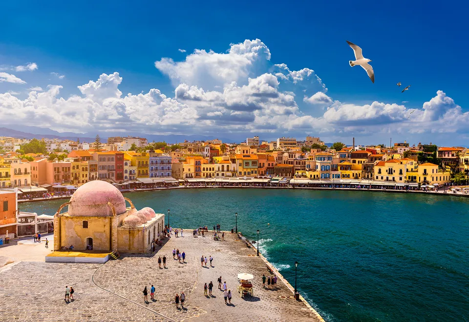 Moschee im alten venezianischen Hafen der Stadt Chania auf Kreta © iStock DaLiu