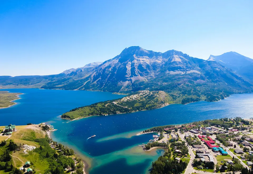 Blick auf den Ort Waterton im gleichnamigen Nationalpark, Alberta, Kanada