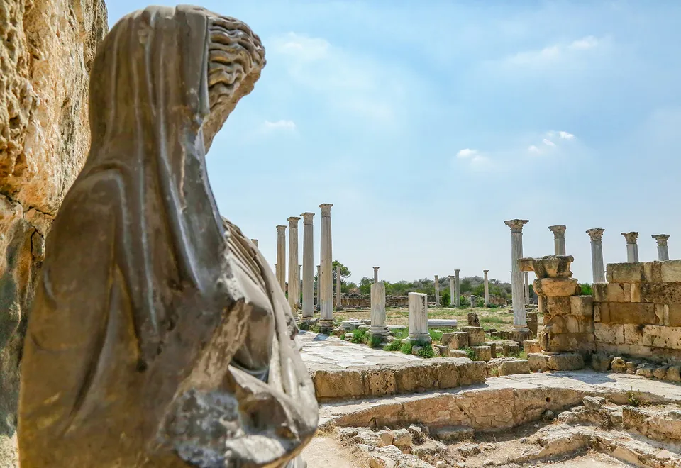 Säulen und Skulpturen in den Ruinen der antiken Stadt Salamis