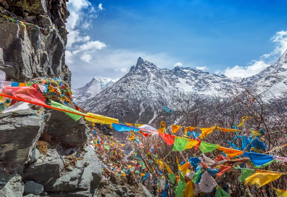 Die buddhistischen tibetischen Gebetsfahnen auf dem Gipfel des Berges