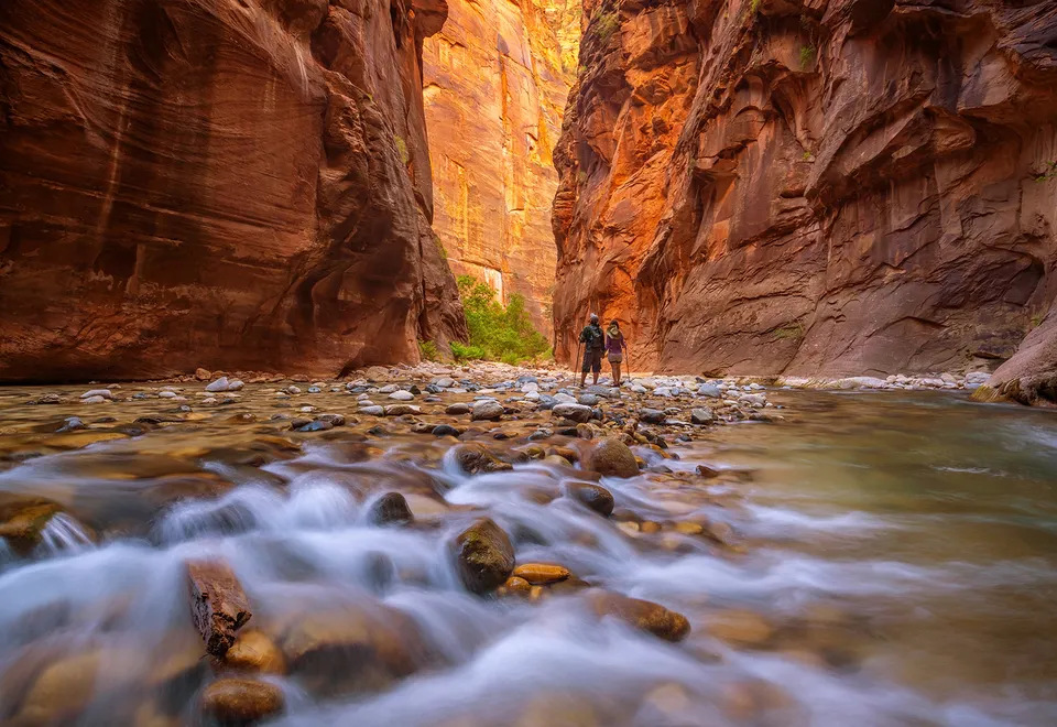 Wanderer im Zion-Nationalpark AdobeStock © f11photo