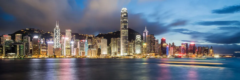 Die Skyline von Hongkong bei Nacht
