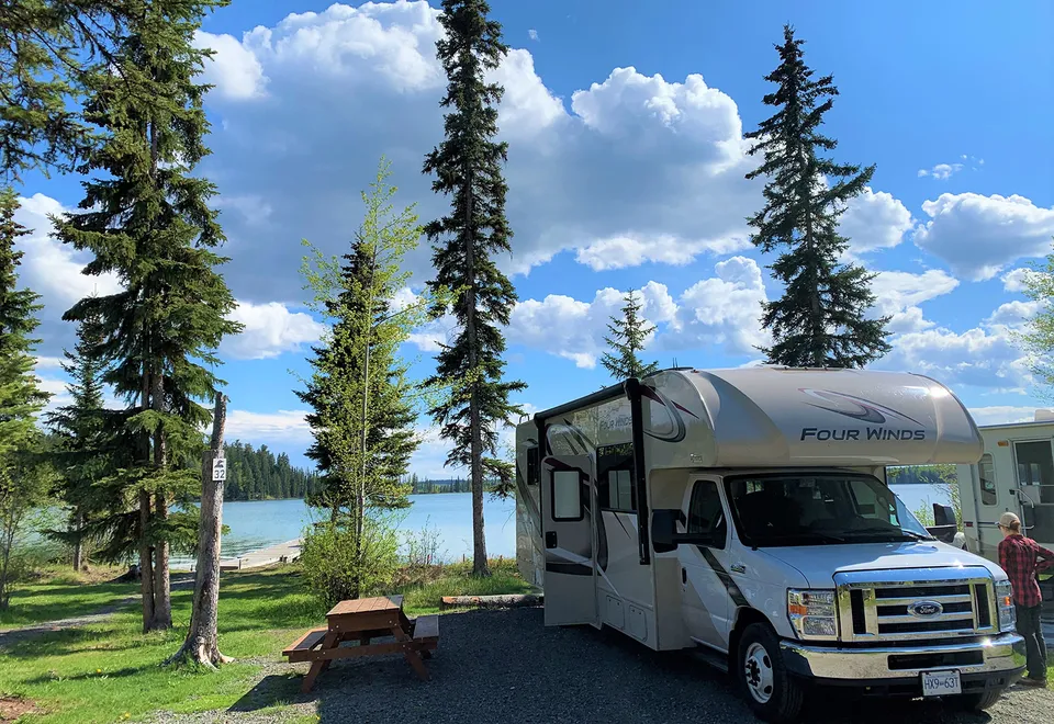Wohnmobil am Ufer eines Bergsees