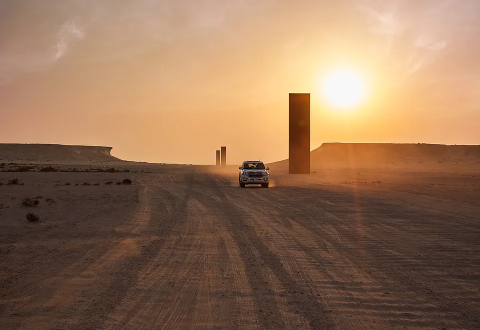 Die monumentale Skulptur East-West/West-East von Richard Serra im gleißenden Sonnenuntergang