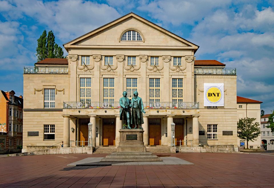 Deutsches Nationaltheater mit Goethe-Schiller-Denkmal in Weimar