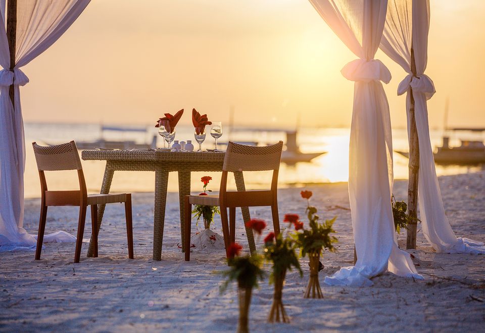 Romantisches Dinner am Strand während der Flitterwochen © iStock MaxTopchij