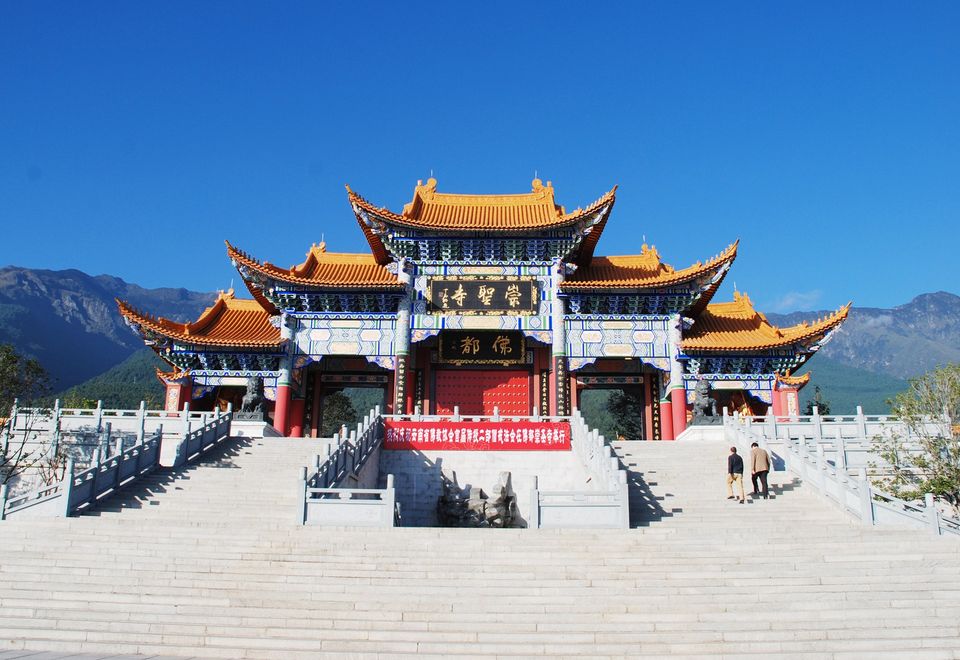 Tor vom Chongsheng Tempel am Fusse vom Cangshan Tempel, Dali, China Reise