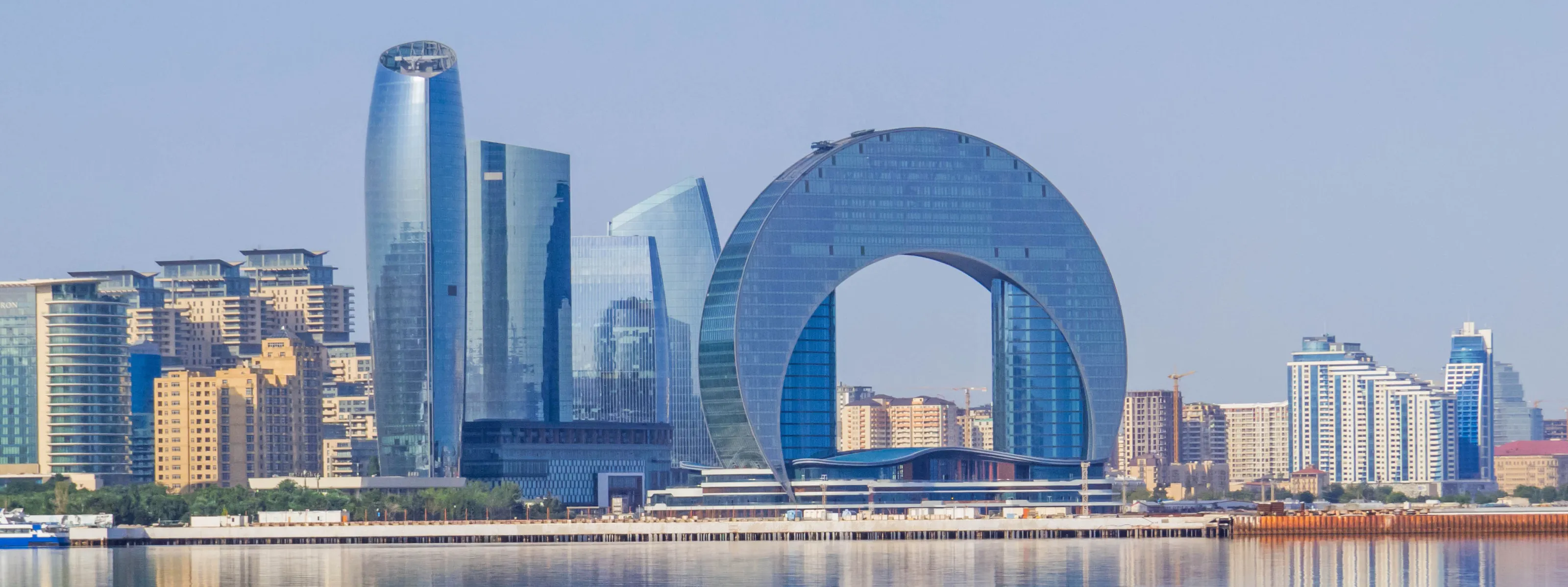Baku  – futuristische Skyline am Ufer des Kaspischen Meeres.
