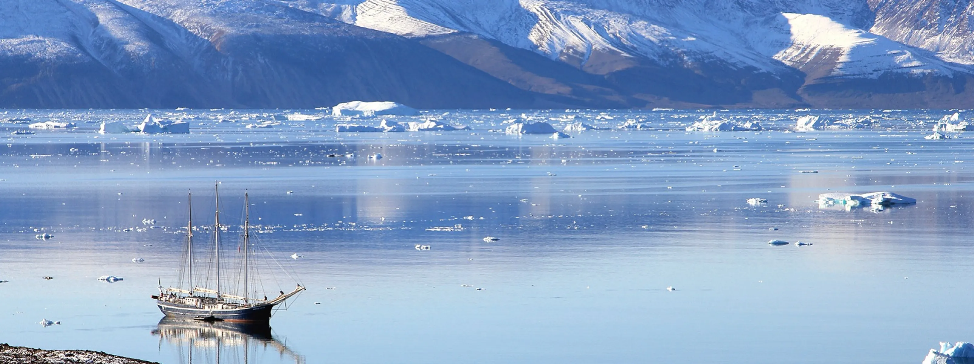 Schiff vor Gletscher