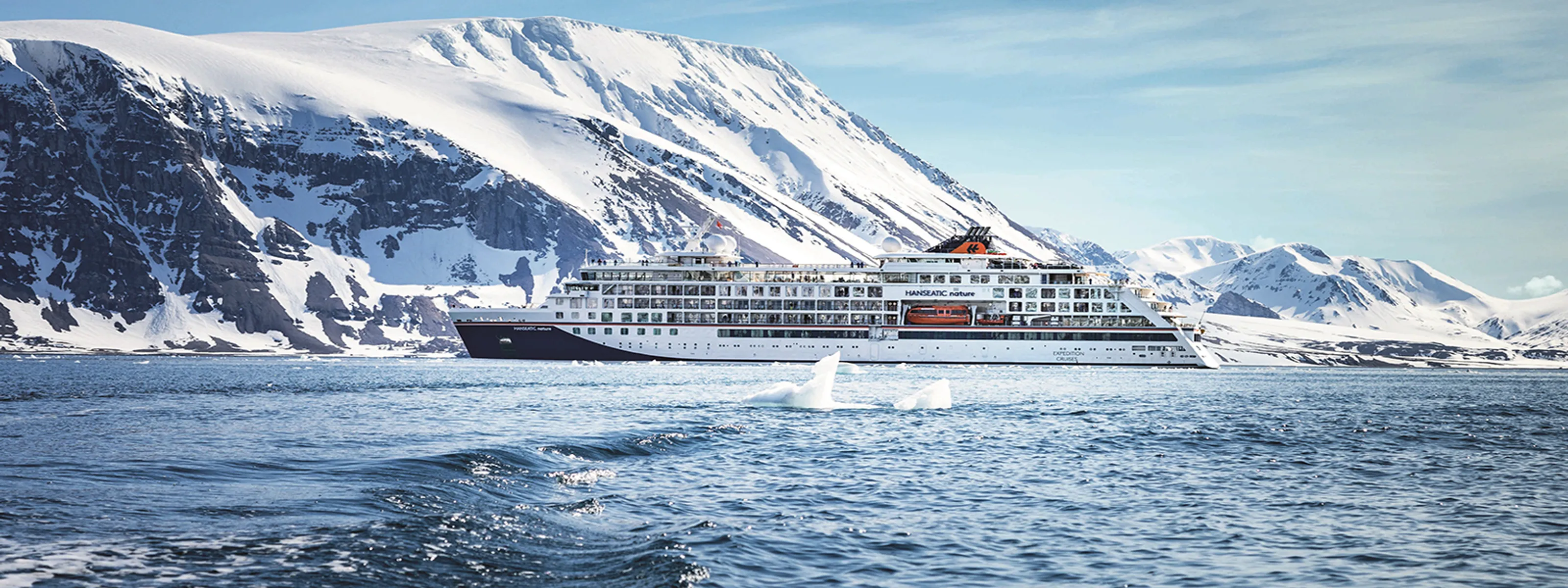 HANSEATIC nature unterwegs im arktischen Eis