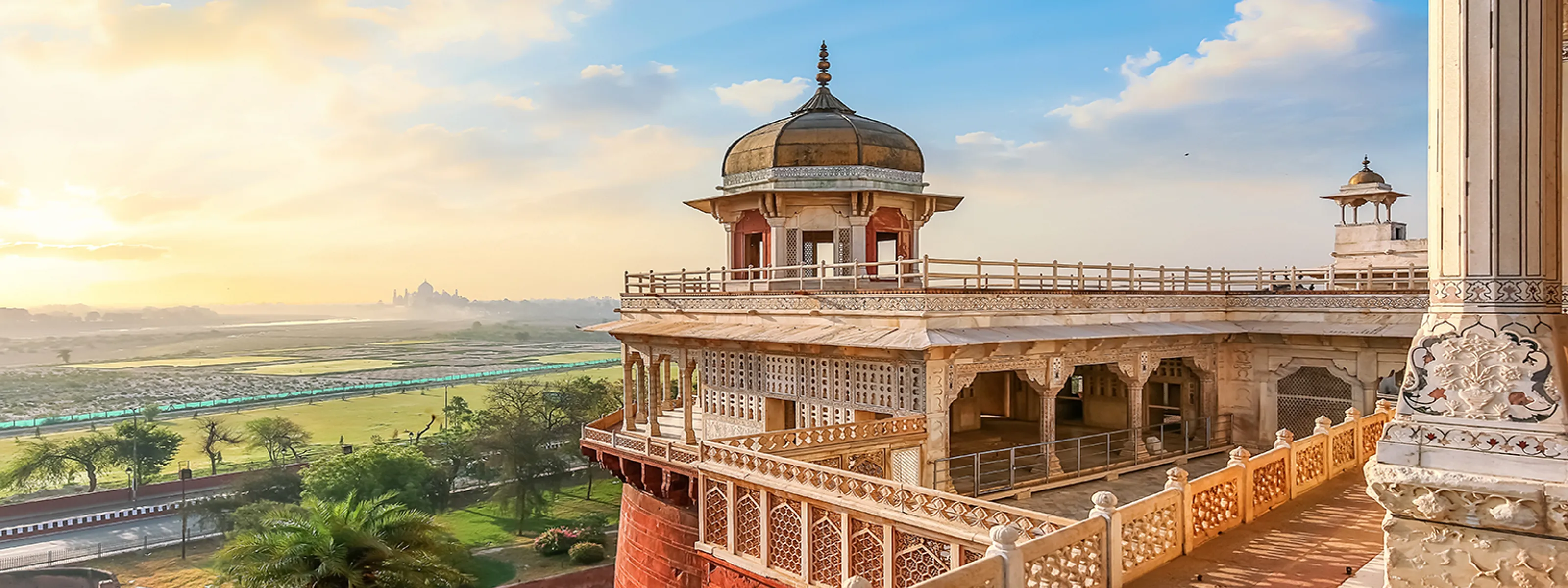 Blick vom Agra Fort auf das Taj Mahal AdobeStock © Roop-Dey