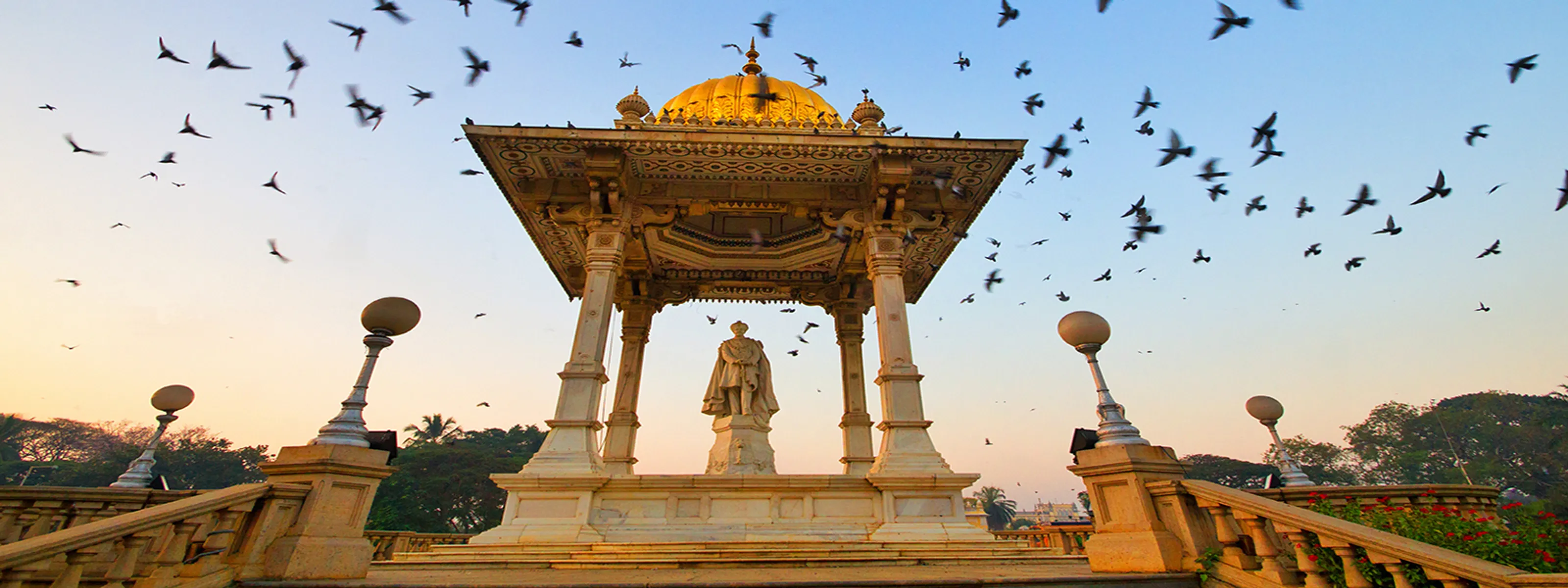 Torseite des prunkvollen Mysore-Palastes © iStock randomclicks