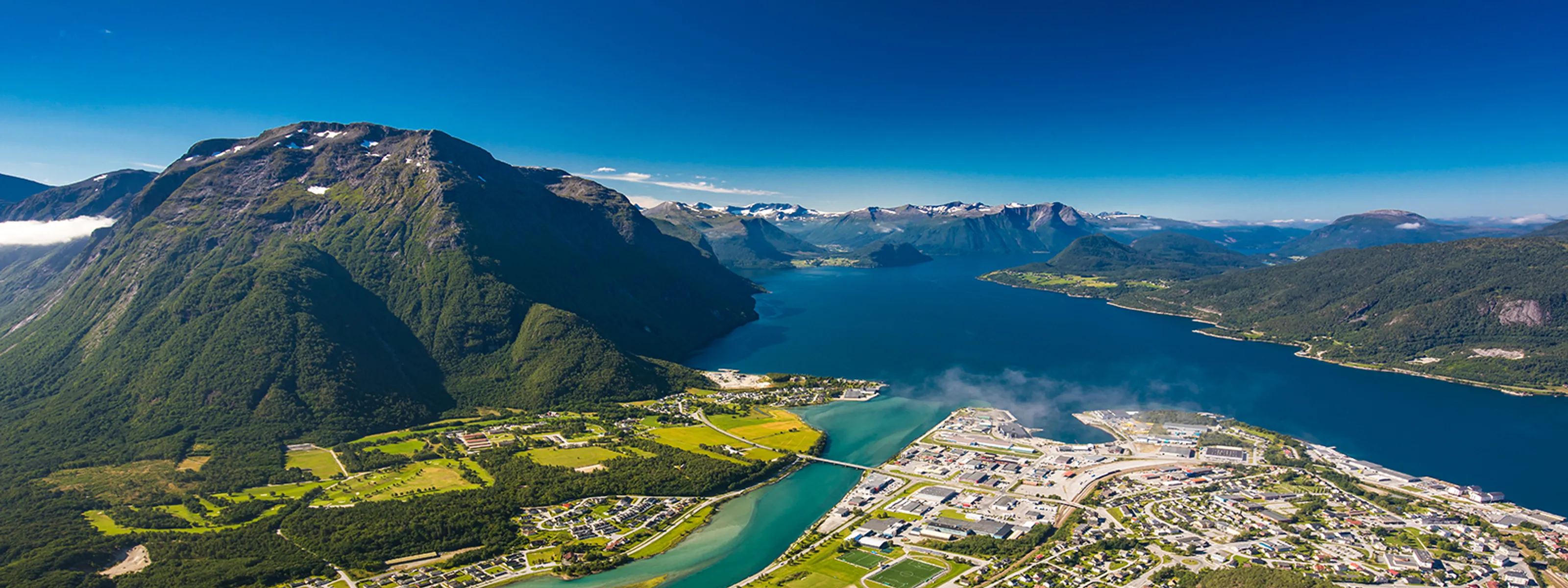 Aussicht vom Rampestreken in in Åndalsnes, gelegen an der Mündung des Flusses Rauma im Romsdalsfjord © iStock mvaligursky