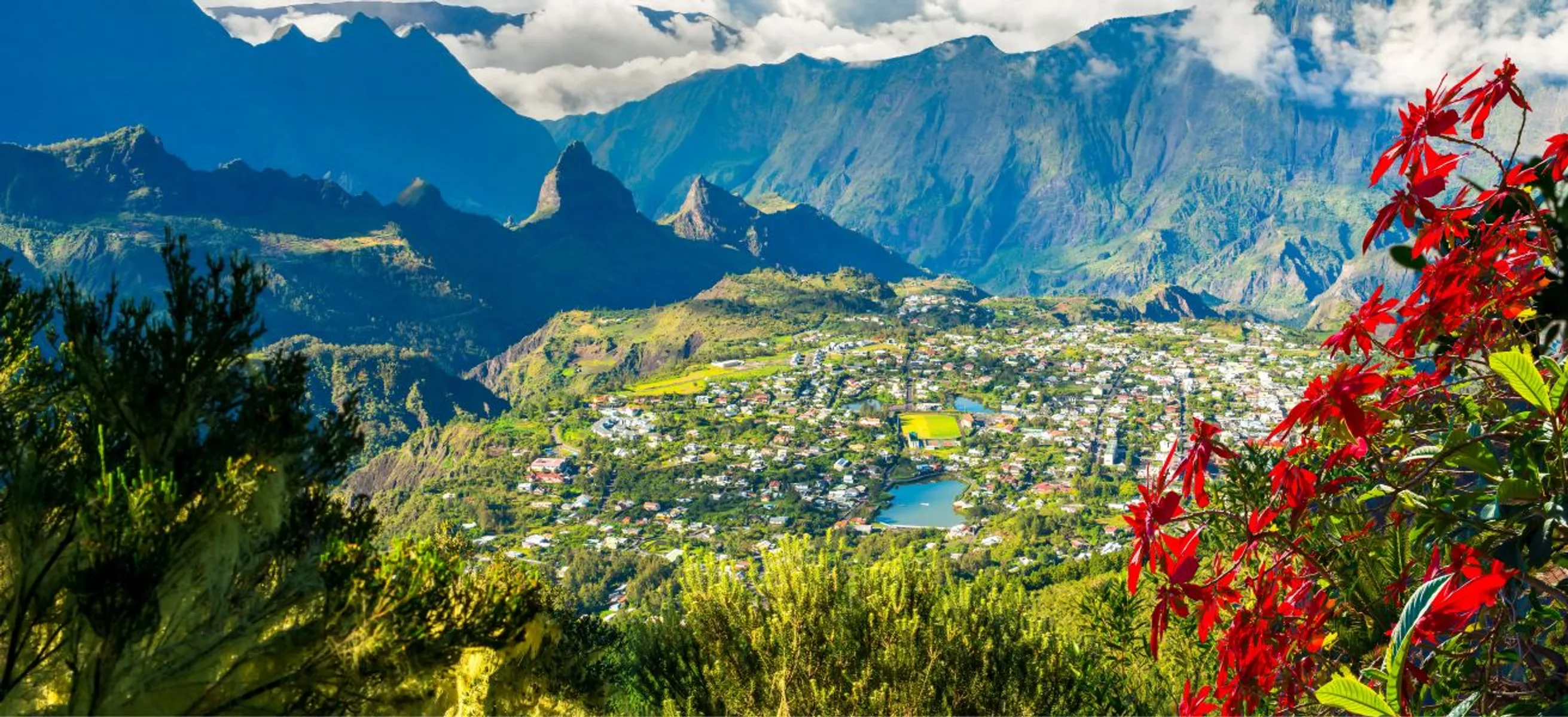 Landschaft mit dem Dorf Cilaos im Cirque de Cilaos, Insel La Réunion