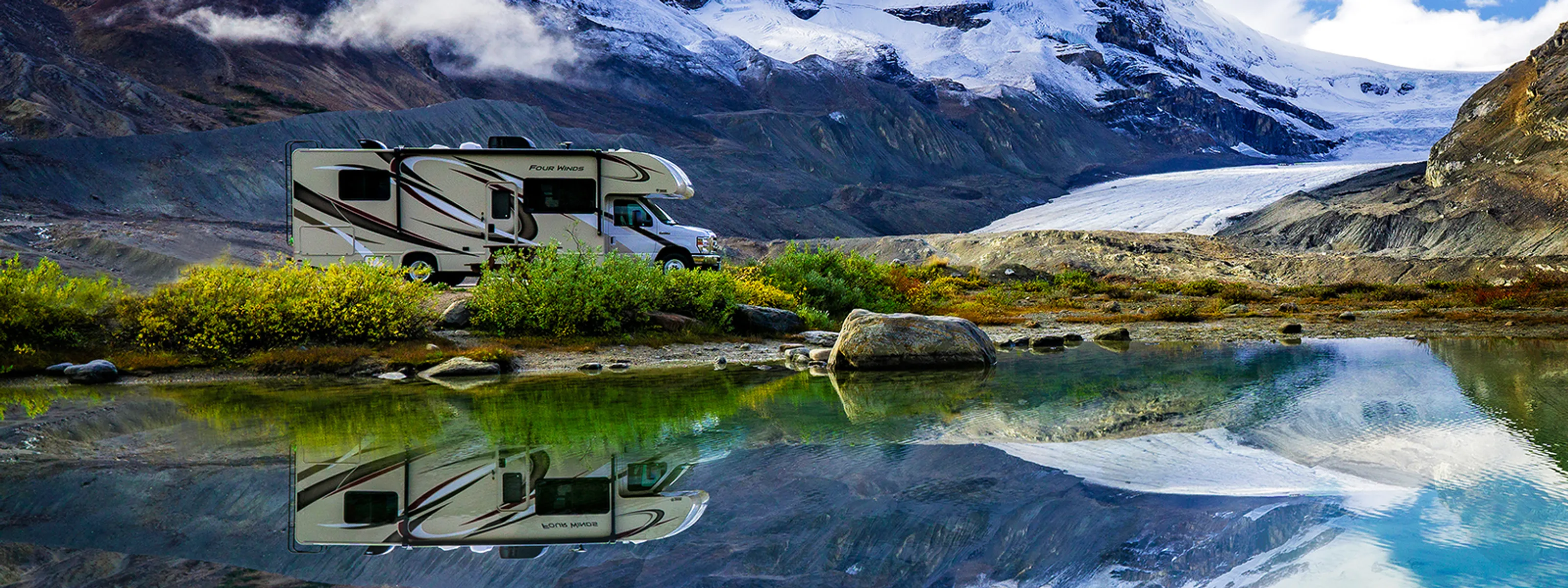 Wohnmobil an einem Bergsee