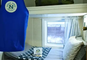 Die Tundra Lodge verfügt über 32 kompakte Schlafkabinen.