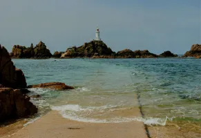 Der bekannte Leuchtturm von La Corbière auf Jersey. Bei Ebbe kann man ihn driekt zu Fuß erreichen.