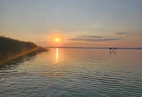 Abendstille am Balaton – der See im goldenen Schein des Sonnenuntergangs