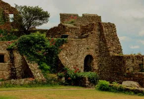 Das Grosnez Castle im Nordwesten von Jersey beigeistert mit Überresten eiens markanten Torbogens und der Mauern der Ruine aus dem 14. Jahrhundert. 