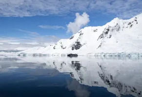 Entdecken Sie die unberührte Landschaft der Antarktis