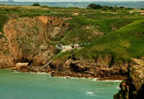 Die spektakulären Klippen von Plémont Bay an der Nordwestküste von Jersey. Vielleicht möchten Sie das historische Plémont Beach Café besuchen, das Sie in der Mitte des Bildes sehen?
