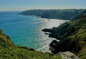 Die Moulin Huet Bay und die direkt angrenzende Bucht Petit Port an der Südküste von Guernsey,