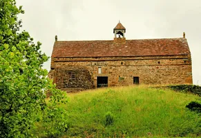 Blick auf La Hougue Bie: Historische Megalithanlage auf Jersey