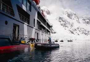 Mit dem Zodiac erforschen Sie die imposanten Eisberge der Antarktis