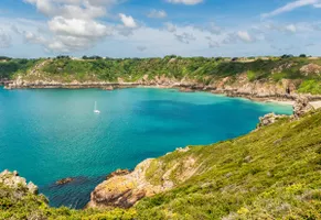 Die malerische Saints Bay an der Südküste der Kanalinsel Guernsey.