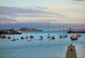 Der St. Peter Port Harbour auf Guernsey. 
