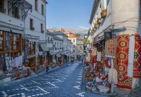 Gjirokastra, die Stadt der tausend Stufen, präsentiert sich eindrucksvoll im osmanischen Baustil