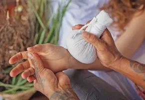 Ayurvedische Kräuterstempelmassage