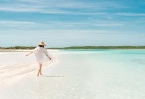 Frau am Strand Exumas © Bahamas Ministry Of Tourism
