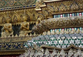 Goldene Figuren am Königspalast in Bangkok