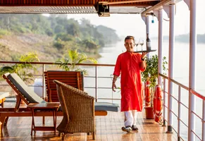 Bedienung an Bord eines Pandaw Schiffes