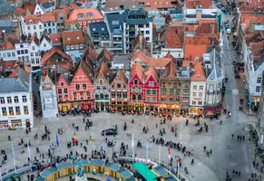 Beeindruckende Architektur in Belgien. Von mittelalterlichen Bauwerken bis hin zu prachtvollen Plätzen voller Geschichte.