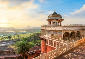 Blick vom Agra Fort auf das Taj Mahal AdobeStock © Roop-Dey