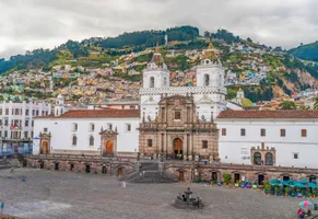 Blick über Quito mit seinen kolonialen Kirchen und beeindruckender Bergkulisse